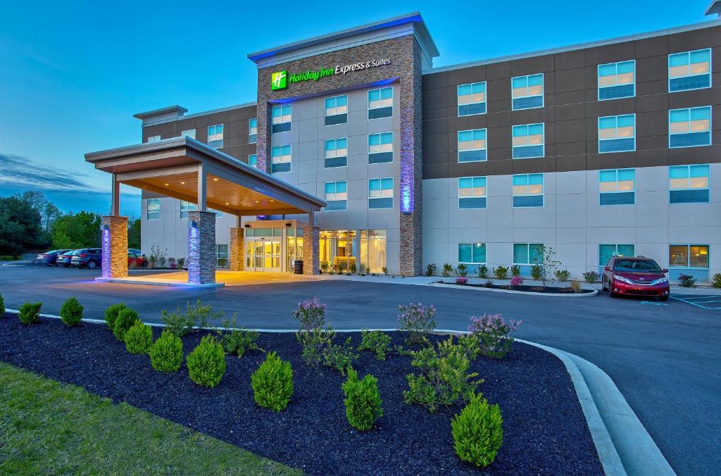 a rendering of a hotel building with a parking lot at Holiday Inn Express & Suites - Lexington W - Versailles, an IHG Hotel in Versailles