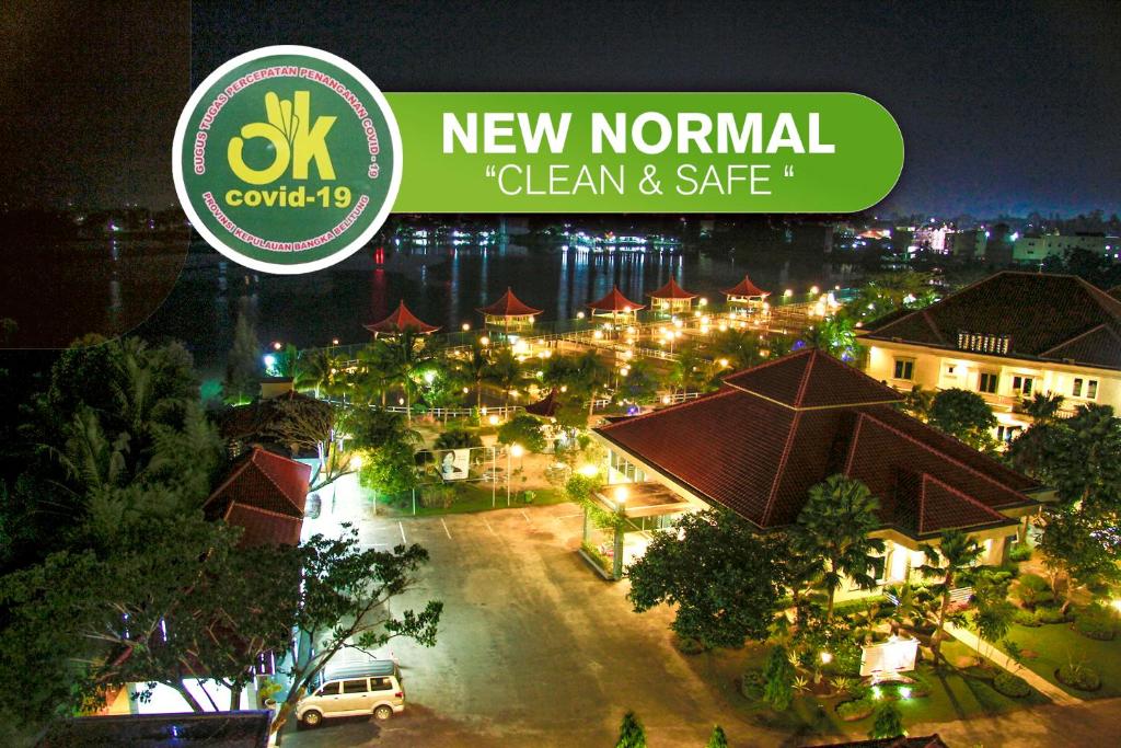 una señal que lee nuevo normal limpio y seguro por la noche en Novilla Boutique Resort en Sungailiat