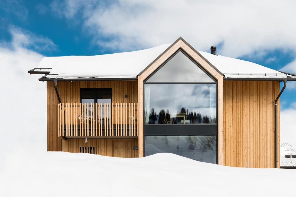 Casa de madera con balcón en la nieve en OBERLECH750. Refugium am Berg., en Oberlech