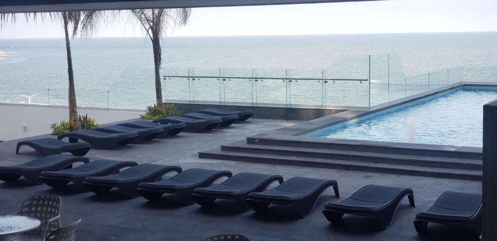 Bazén v ubytování Hotel Plaza Sol Veracruz nebo v jeho okolí