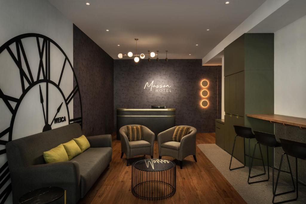 北赖Masson Hotel Butterworth的大堂配有沙发、椅子和酒吧