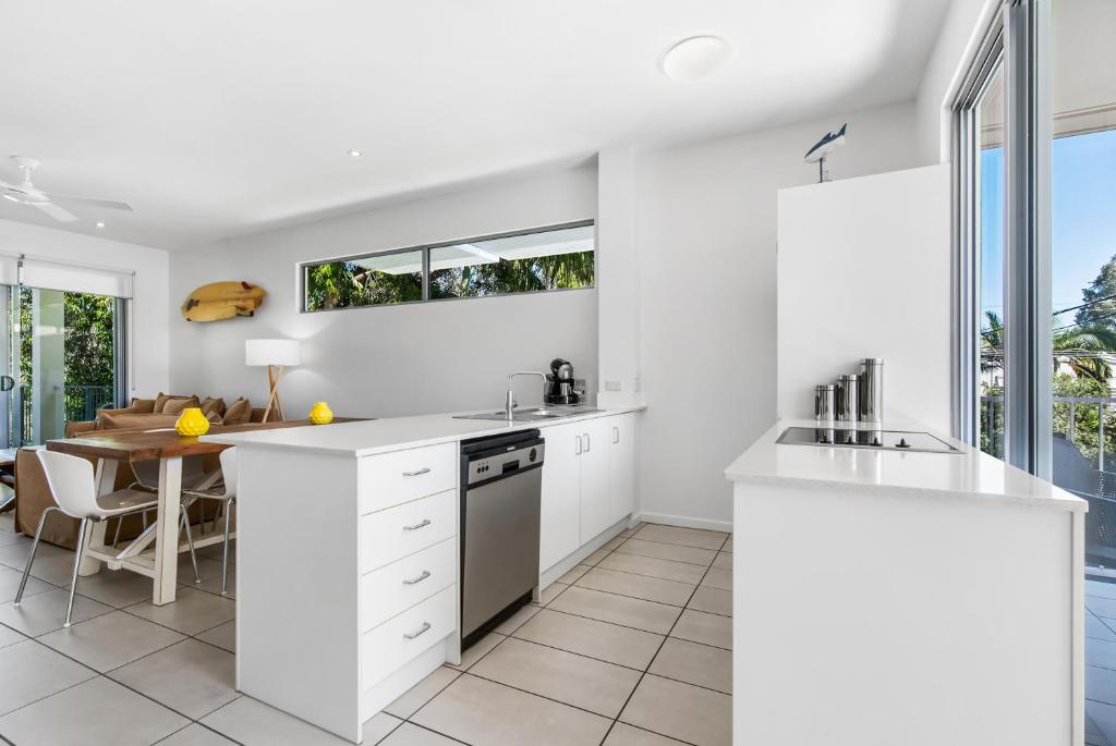 Kuchyň nebo kuchyňský kout v ubytování Metzo Noosa Resort