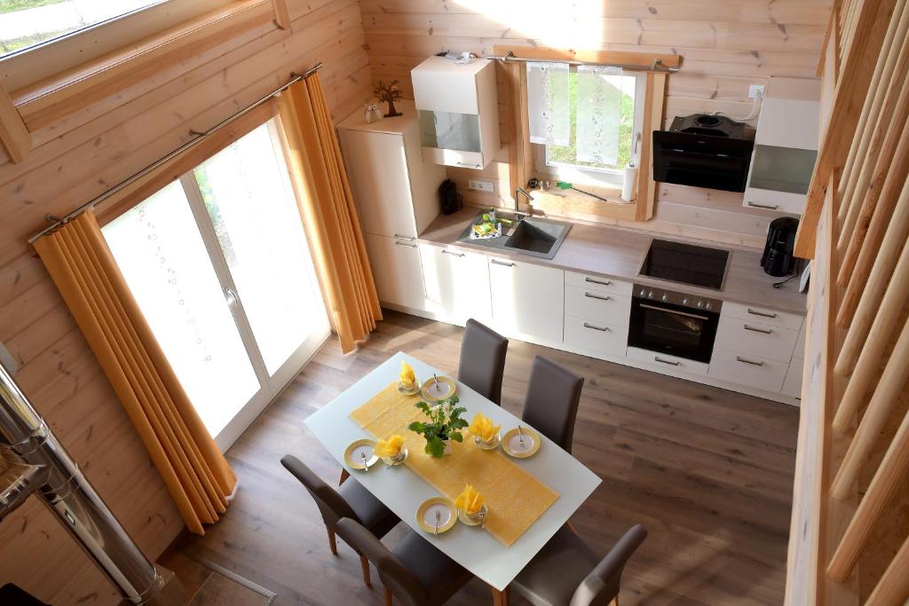 een keuken en eetkamer met een tafel en stoelen bij Landhof Kling in Mödingen