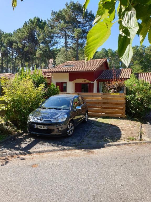 a car parked in front of a house at Blue Ocean in Moliets-et-Maa