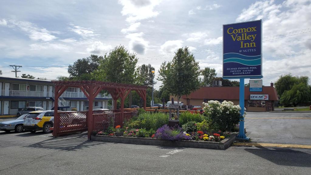 una señal para un jardín de flores en un estacionamiento en Comox Valley Inn & Suites, en Courtenay