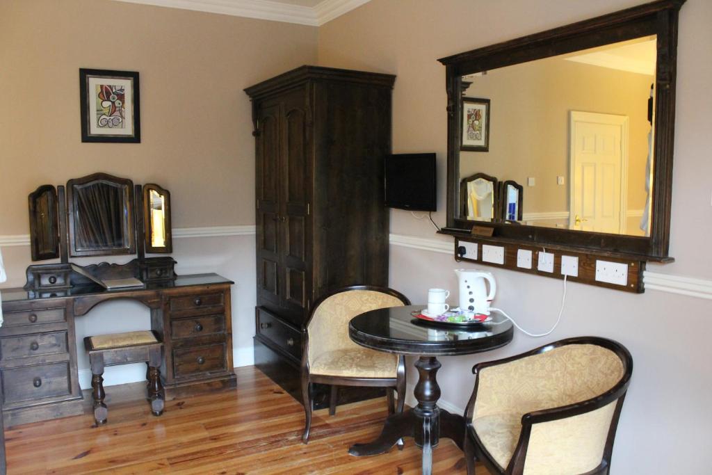 TV a/nebo společenská místnost v ubytování Adare Country House
