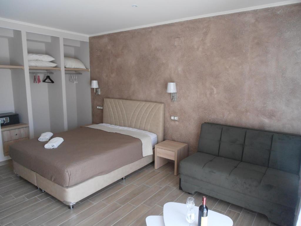 A bed or beds in a room at Frosini Gardens