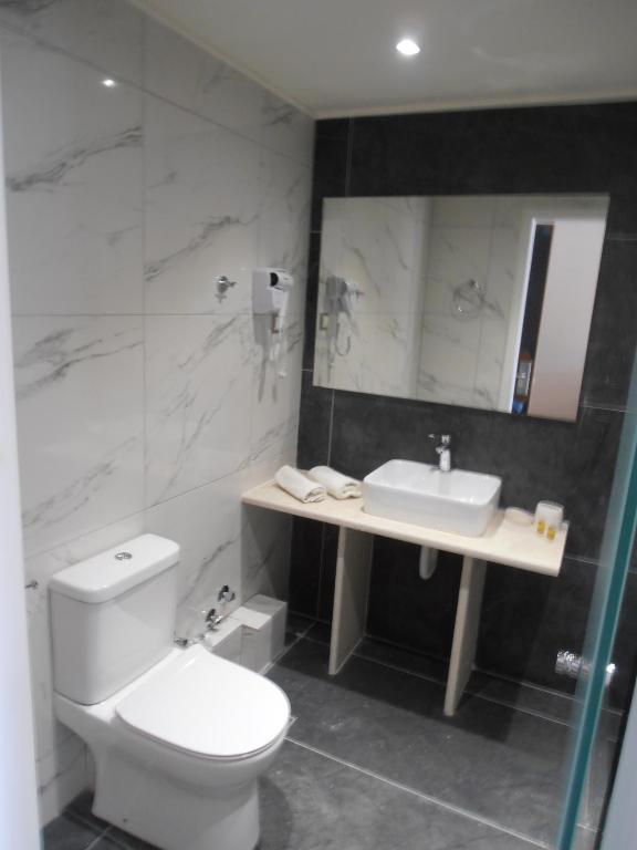 A bathroom at Frosini Gardens