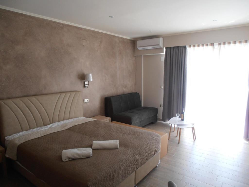 A bed or beds in a room at Frosini Gardens