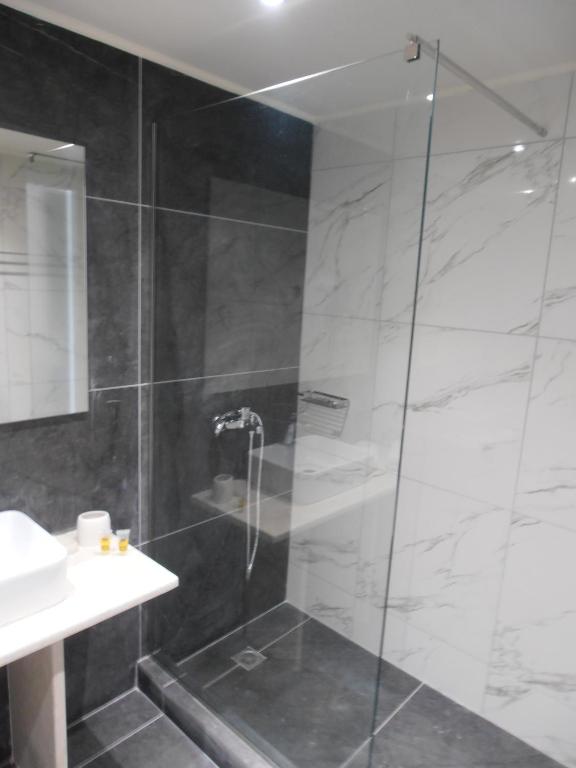 A bathroom at Frosini Gardens