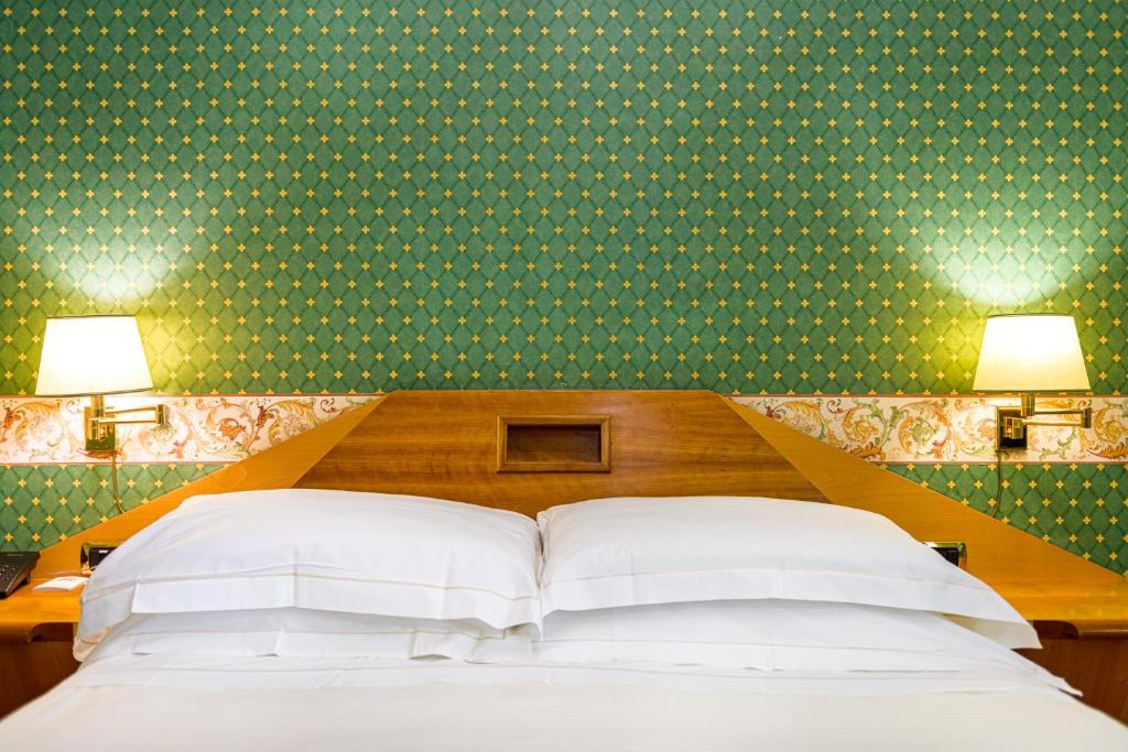 A bed or beds in a room at Hotel S. Anna