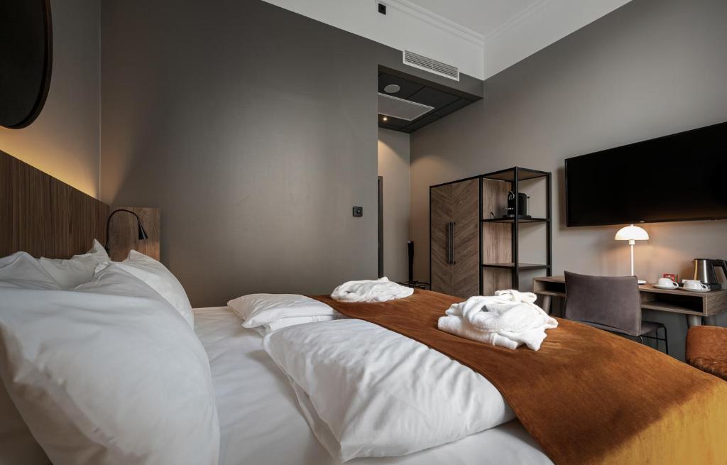 Postel nebo postele na pokoji v ubytování Karl Johan Hotel