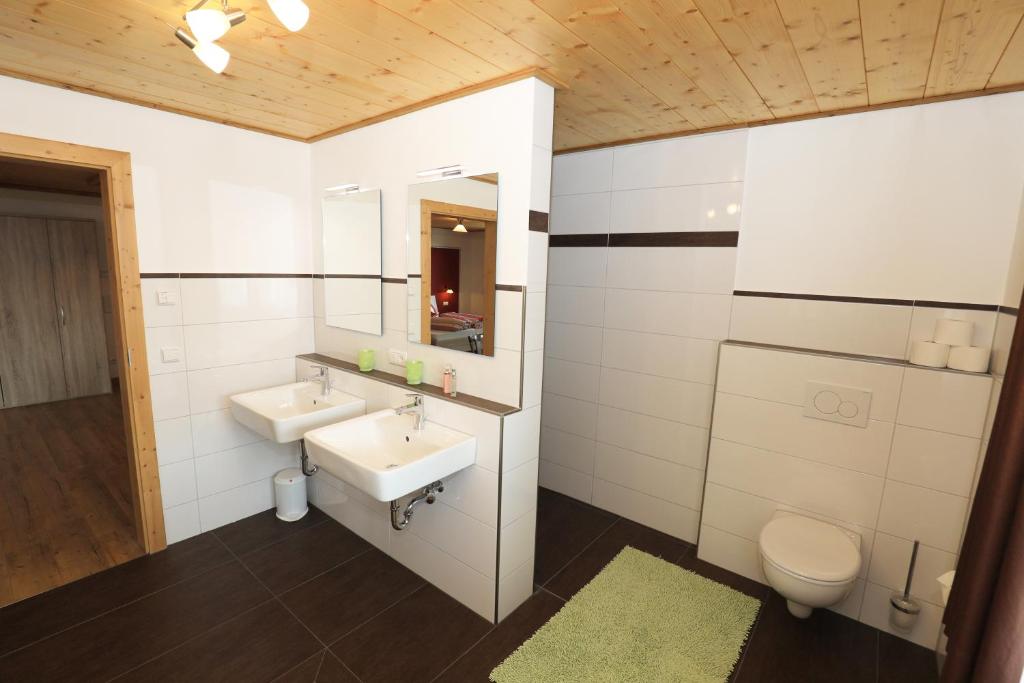 ミッセン・ヴィルハムスにあるGasthof Beim Endelerのバスルーム(洗面台、トイレ、鏡付)