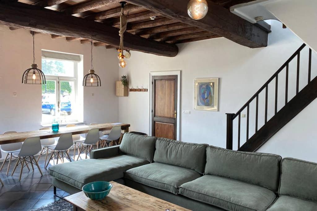 un soggiorno con divano e tavolo di Authentic Stays - 6p-maisonette a Eijsden