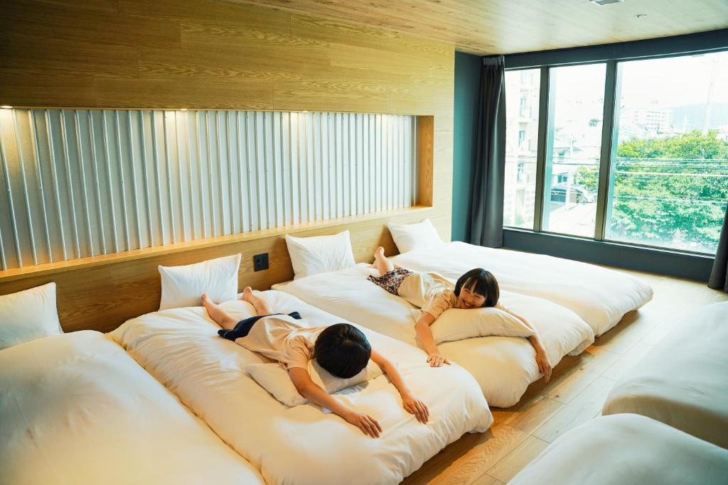 Postel nebo postele na pokoji v ubytování SEKAI HOTEL Deep Osaka Experience