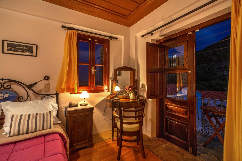 Postel nebo postele na pokoji v ubytování Hotel PARALIAKO Kyparissi