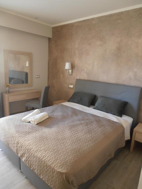 A bed or beds in a room at Frosini Gardens
