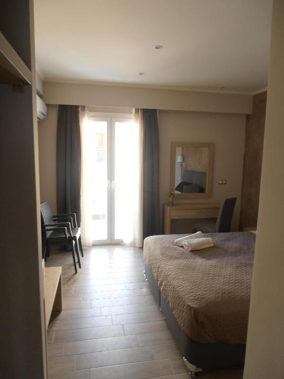 A bed or beds in a room at Frosini Gardens