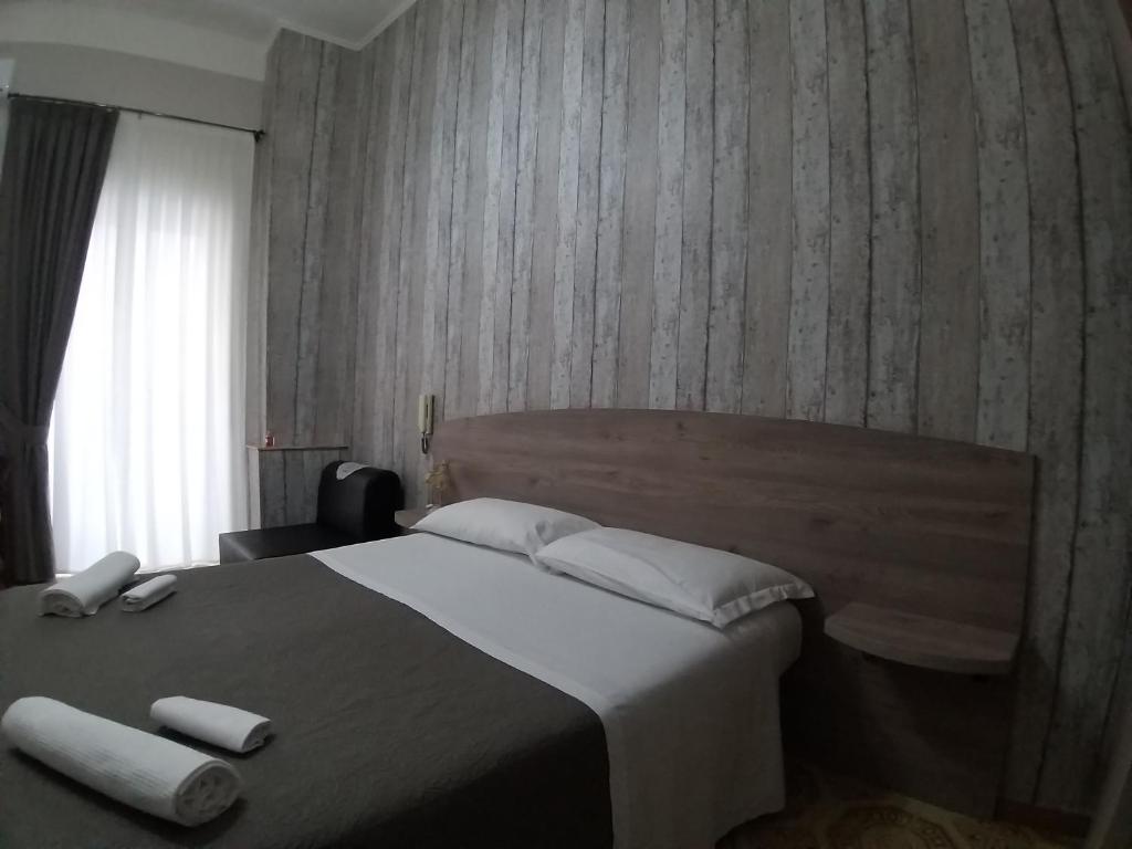 - une chambre avec un lit et 2 serviettes dans l'établissement B&B O'Maestro, à Somma Vesuviana