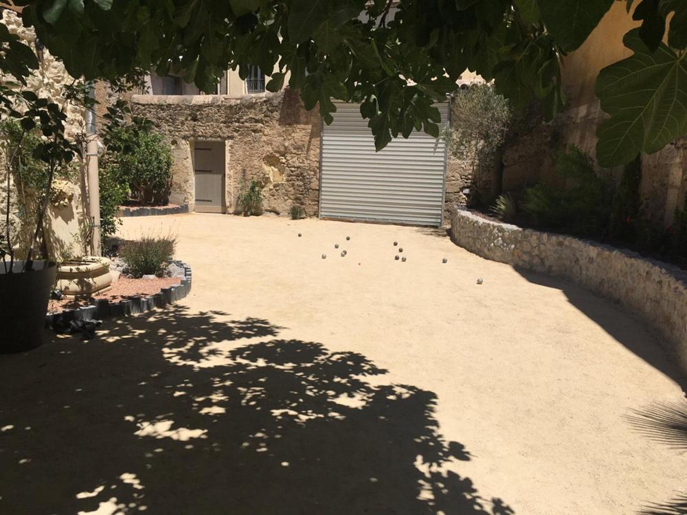 Un montón de pájaros están sentados en la entrada. en Les fenêtres sur cour, en Pézenas