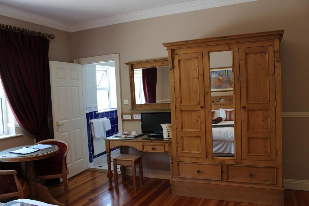 TV a/nebo společenská místnost v ubytování Adare Country House
