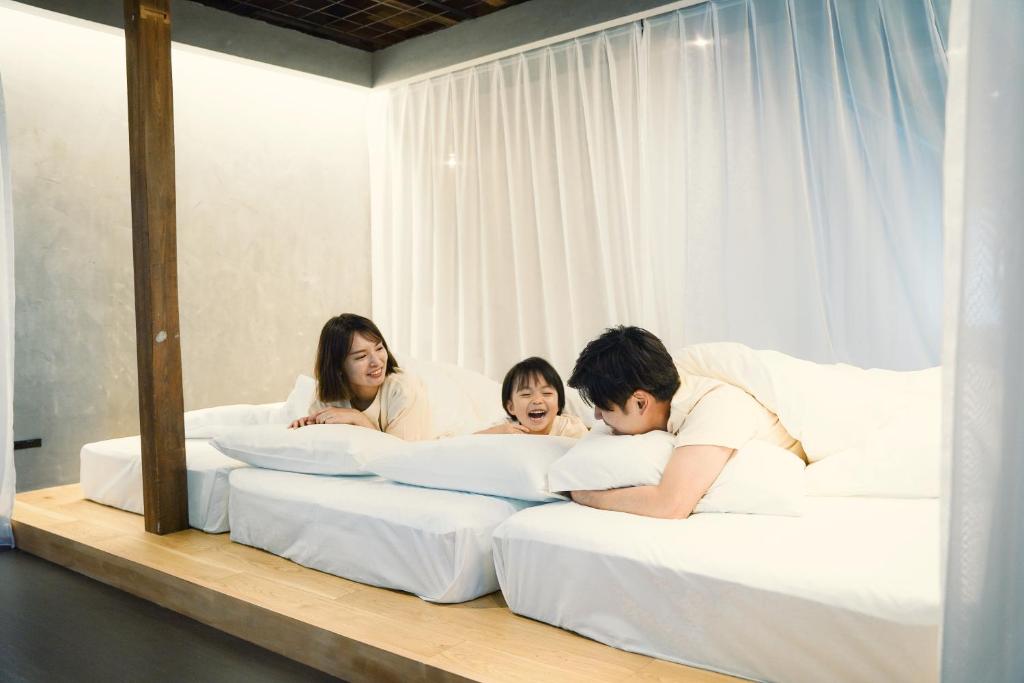 Postel nebo postele na pokoji v ubytování SEKAI HOTEL Deep Osaka Experience