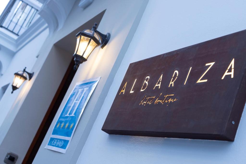 um sinal que diz alabastro o futuro numa parede em Albariza Hotel Boutique em Sanlúcar de Barrameda