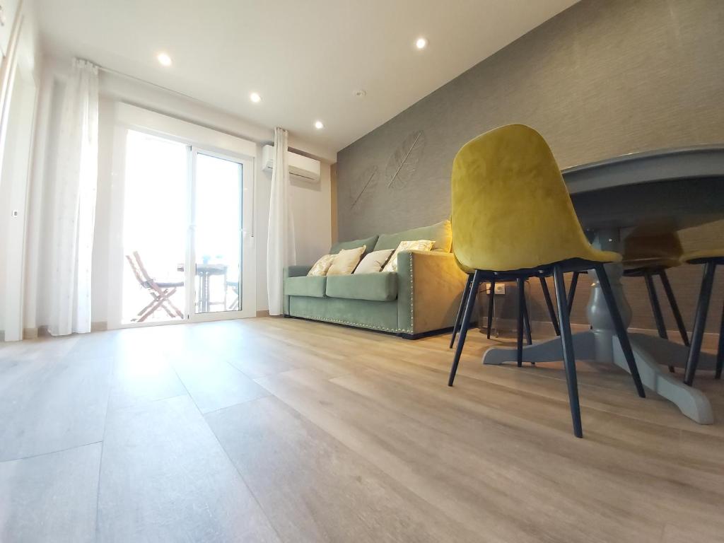 Część wypoczynkowa w obiekcie Del Parque Flats Flores Premium