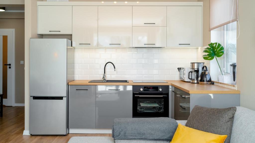 Kuchyňa alebo kuchynka v ubytovaní Apartamenty EverySky - Izerska 8