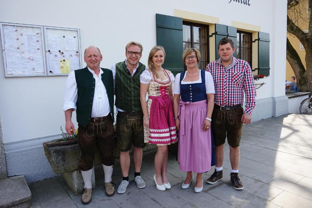 un grupo de personas de pie en frente de un edificio en Ederhof, en Schöllnach