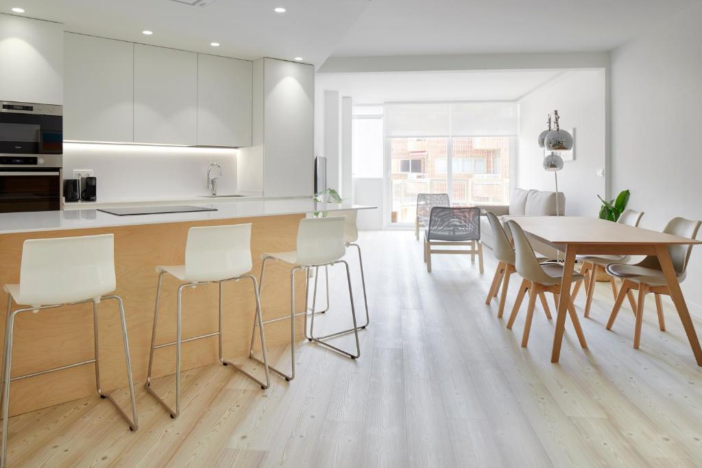 a kitchen and dining room with a table and chairs at Apartamento Isaga Lecera in Zarautz