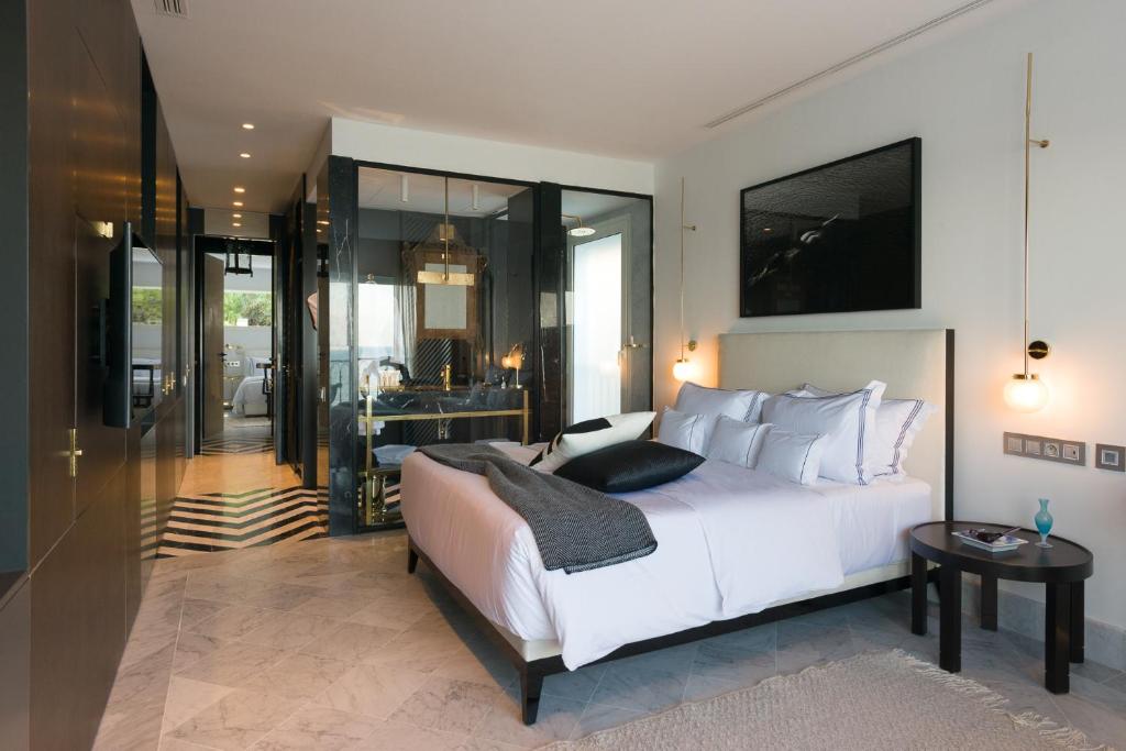 Voodi või voodid majutusasutuse Maison Dedine- SmallLuxuryHotels -Adults Only toas