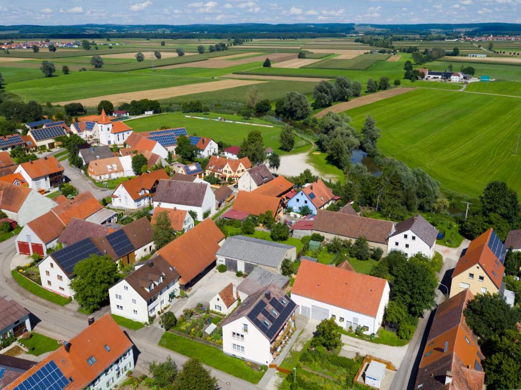 z góry widok na małą wioskę z domami w obiekcie Hermann Ferienwohnung w mieście Wechingen