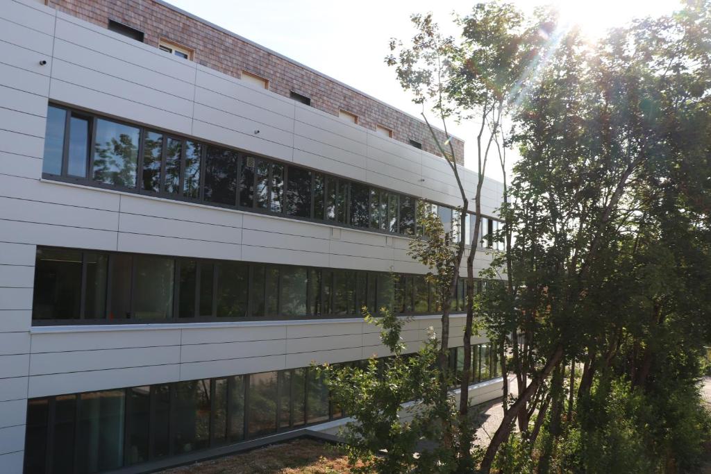 an external view of a building with trees at Hotel Garni Fischerfleck in Ismaning near Munich in Ismaning