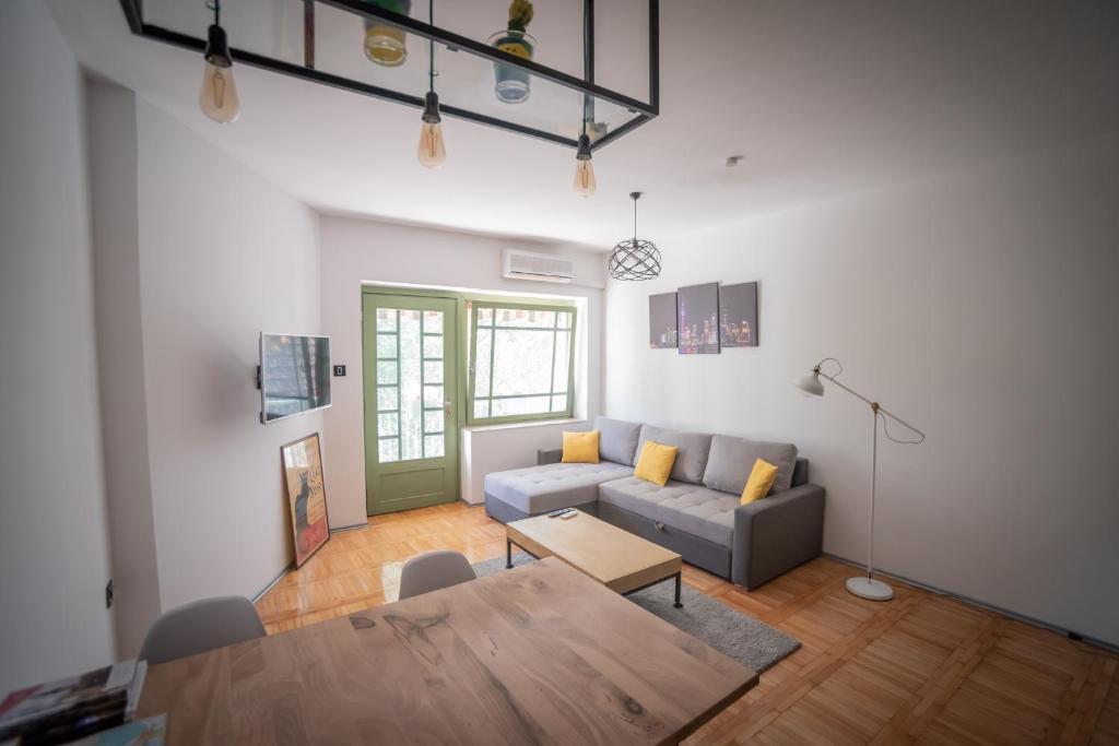 Srafko apartment في سوبوتيتْسا: غرفة معيشة مع أريكة وطاولة