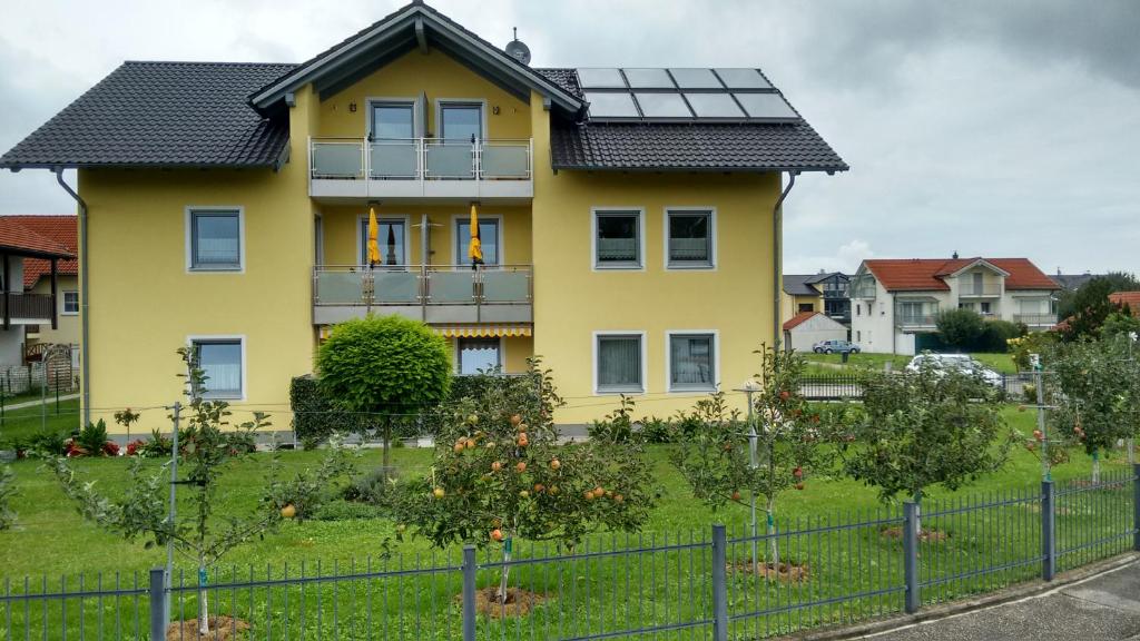une maison jaune avec des panneaux solaires dans l'établissement Landhaus Lehner, à Kirchham