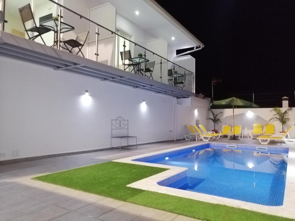 a swimming pool in the middle of a house at VILLA CERRO E MAR in Moncarapacho