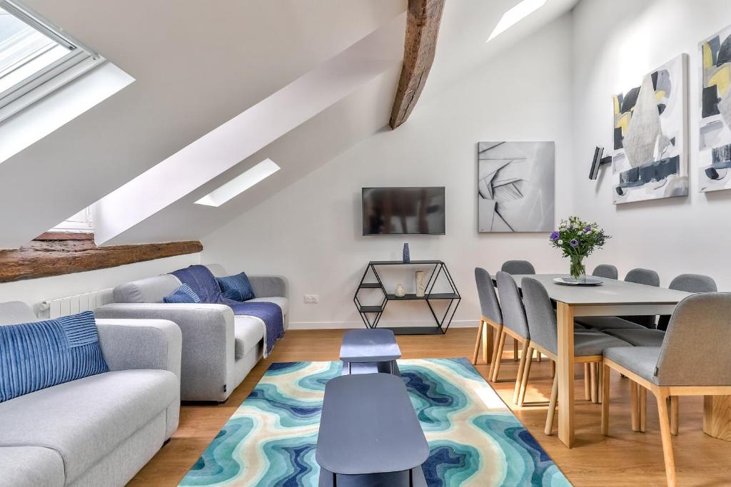 un salon avec un canapé et une table dans l'établissement 117 - Urban C'est La Vie in Montorgueil, à Paris