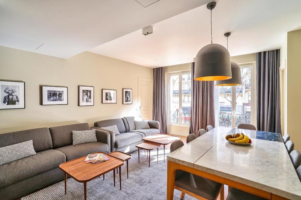 un salon avec un canapé et une table dans l'établissement 118 - Urban Luxury Flat La Sorbonne, à Paris