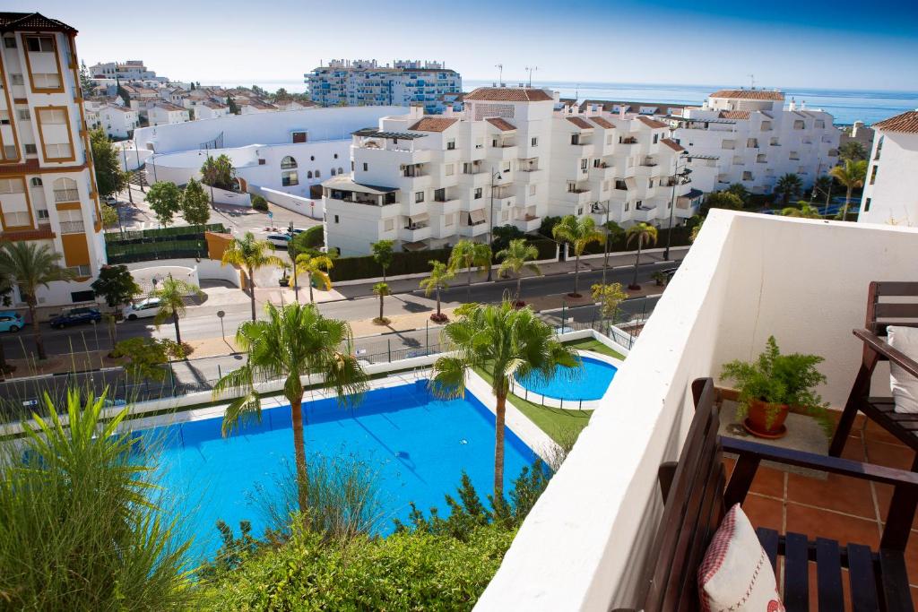 einen Blick auf den Pool vom Balkon eines Gebäudes in der Unterkunft Puerto Deportivo Estepona in Estepona