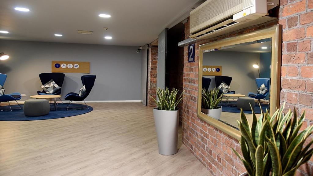 Posezení v ubytování Holiday Inn Express Liverpool-Albert Dock by IHG