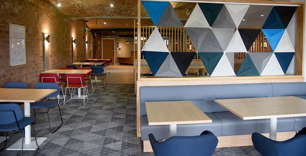 Posezení v ubytování Holiday Inn Express Liverpool-Albert Dock by IHG
