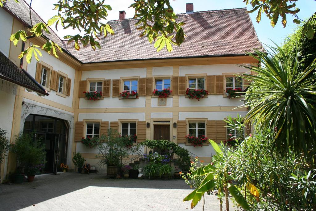 un edificio con flores en las ventanas en Gutshof Güntert - ehemaliges Weingut von 1741, en Sulzburg