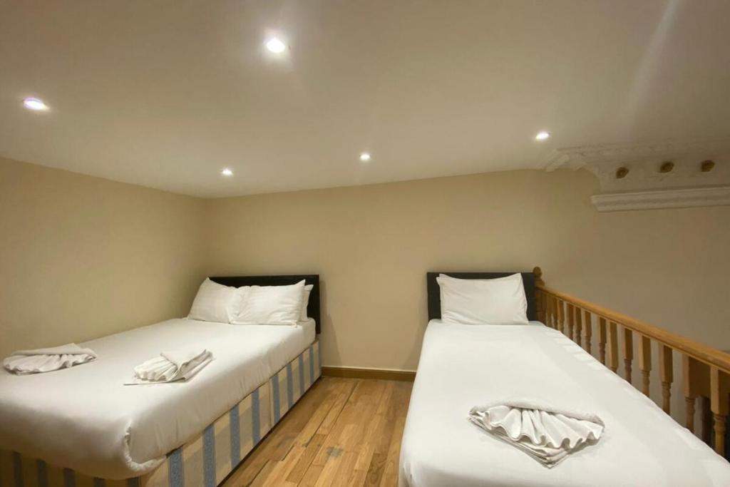 R12-B32-Mezzanine Studio Near Hyde Park