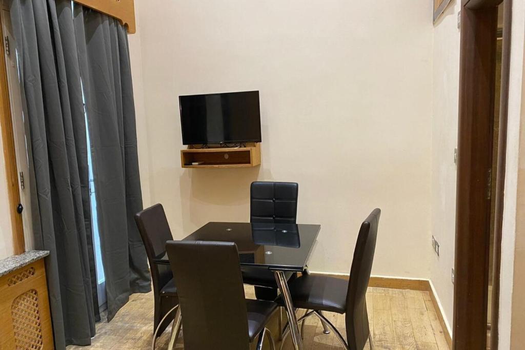 R12-B32-Mezzanine Studio Near Hyde Park