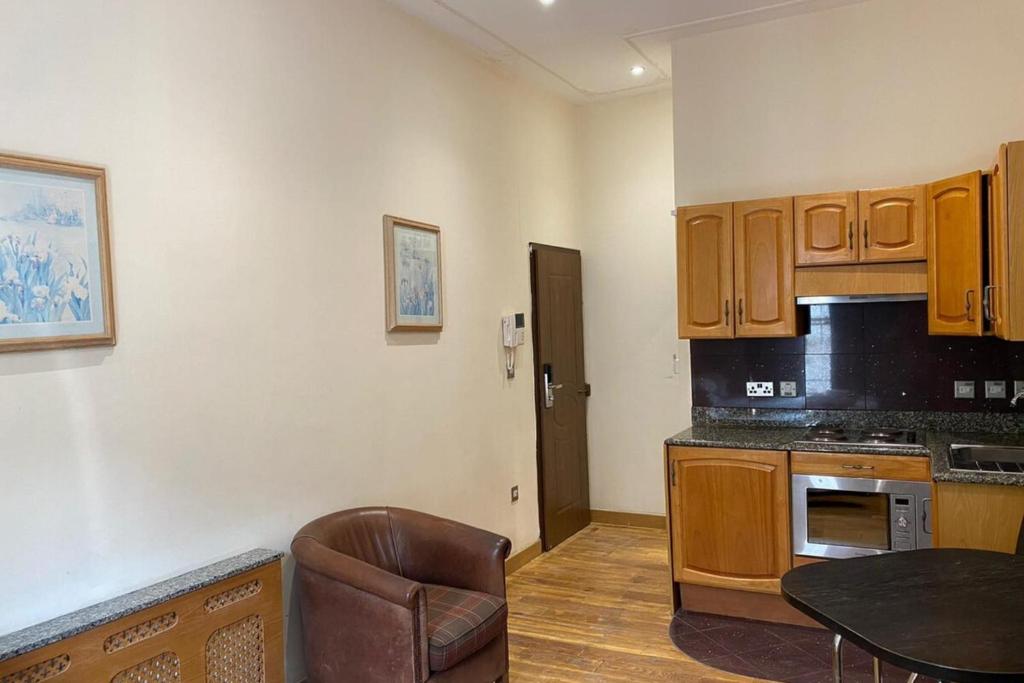 3rd Flr Studio for 2 Near Hyde Park-R16-Building32