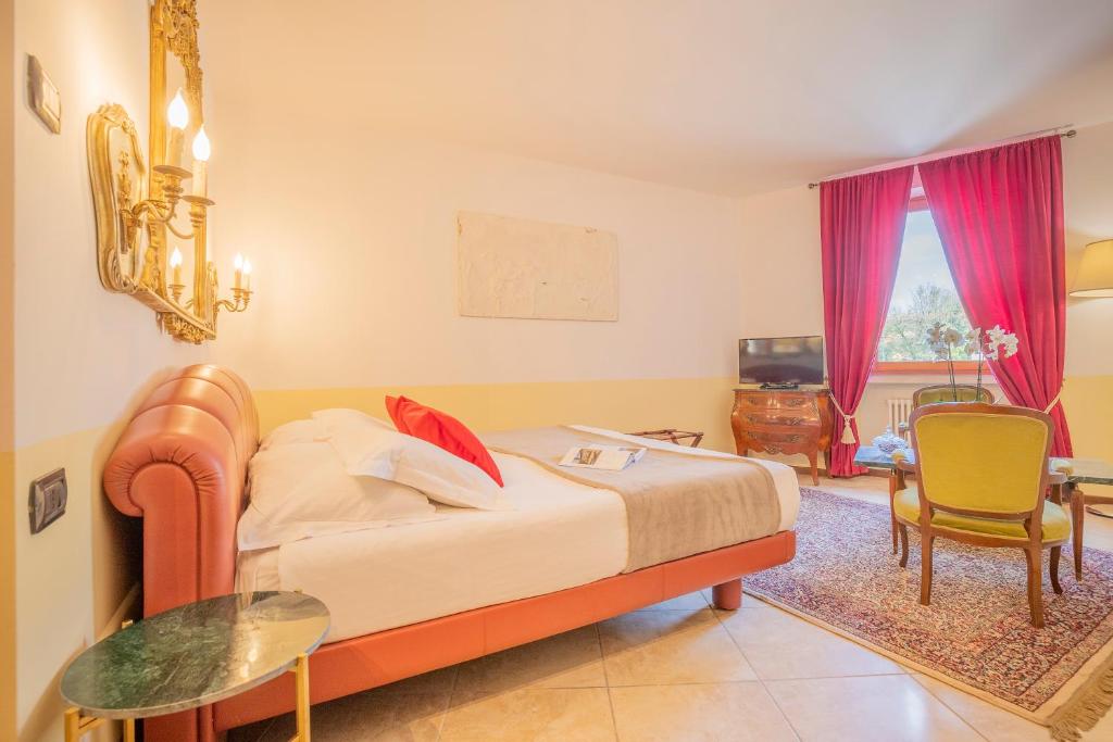 A bed or beds in a room at Corte Realdi Verona