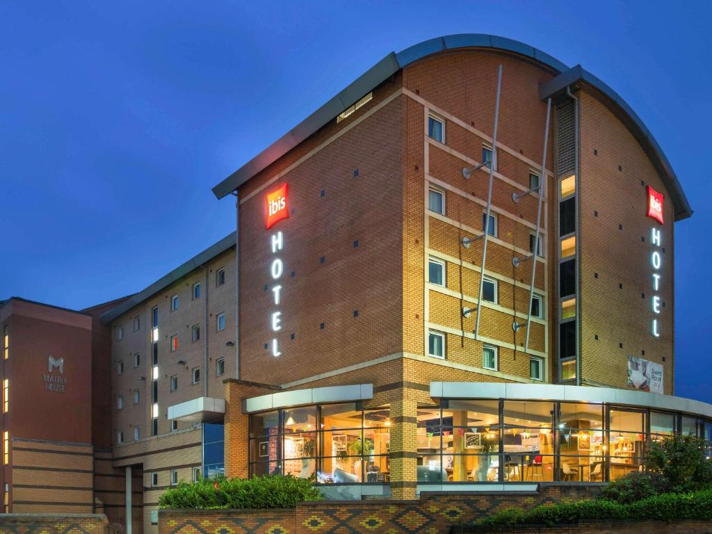 um edifício de hotel com uma placa em ibis Leicester em Leicester