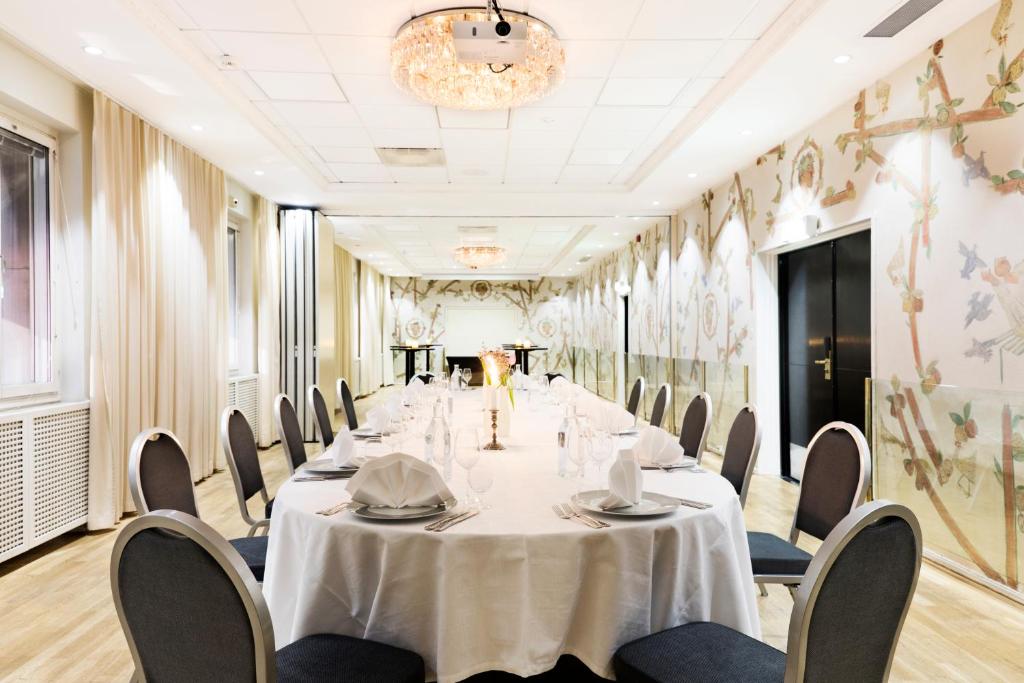 Ein Restaurant oder anderes Speiselokal in der Unterkunft Elite Park Avenue Hotel 