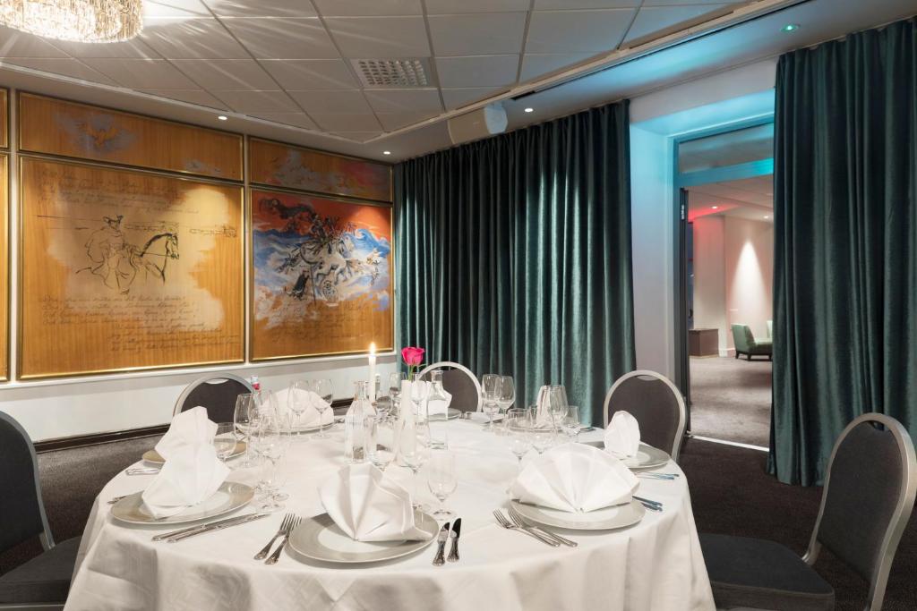 Ein Restaurant oder anderes Speiselokal in der Unterkunft Elite Park Avenue Hotel 